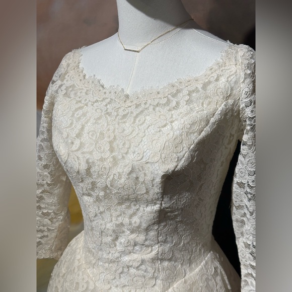 William Cahill BEVERLY HILLS 1950s Lace Wedding Dress - Picture 5 of 13
